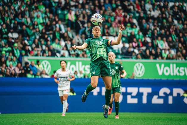 Google Pixel Frauen-Bundesliga: VfL Wolfsburg vs. FC Bayern München, 11.10.2025 Alexandra Popp (VfL Wolfsburg, 11) köpft den Ball; Fußball, Google Pixel Frauen-Bundesliga, 6. Spieltag: VfL Wolfsburg vs. FC Bayern München am 11.10.2025 in der Volkswagen Arena, Wolfsburg DFB DFL REGULATIONS PROHIBIT ANY USE OF PHOTOGRAPHS AS IMAGE SEQUENCES AND OR QUASI-VIDEO. Copyright: xBEAUTIFULxSPORTS Tonhäuserx