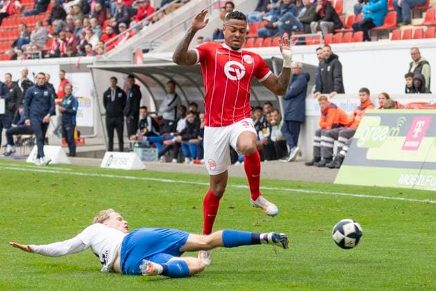 Regionalliga Südwest: Kickers Offenbach - TSV Schott Mainz, 11.10.2025 Jan Wiltink (TSV Schott Mainz 42) & Ronny Marcos (Kickers Offenbach 31) im Kampf um den Ball, Kickers Offenbach - TSV Schott Mainz, Offenbach, Stadion am Bieberer Berg, 11.10.2025 Copyright: xBEAUTIFULxSPORTS Gawlikx