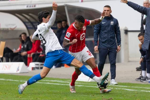 Regionalliga Südwest: Kickers Offenbach - TSV Schott Mainz, 11.10.2025 Etienne Portmann (TSV Schott Mainz 10) & Ronny Marcos (Kickers Offenbach 31) im Zweikampf um den Ball, Kickers Offenbach - TSV Schott Mainz, Offenbach, Stadion am Bieberer Berg, 11.10.2025 Copyright: xBEAUTIFULxSPORTS Gawlikx
