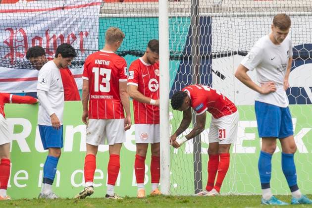 Regionalliga Südwest: Kickers Offenbach - TSV Schott Mainz, 11.10.2025 Ronny Marcos (Kickers Offenbach 31) & Onur Ünlücifci (Kickers Offenbach 8) flicken das Tornetz, Kickers Offenbach - TSV Schott Mainz, Offenbach, Stadion am Bieberer Berg, 11.10.2025 Copyright: xBEAUTIFULxSPORTS Gawlikx