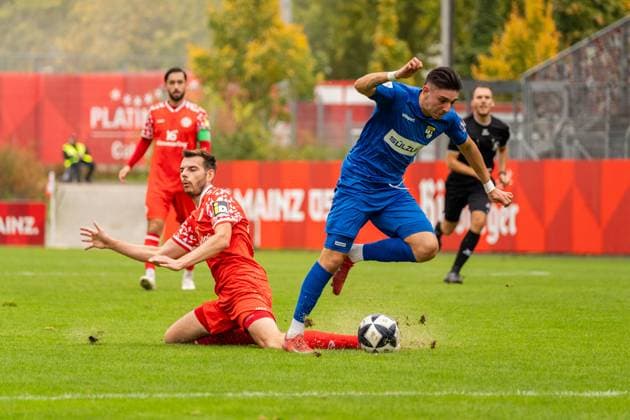 Game scene, duel, ball action, dribbling, f l Maxim Leitsch 1 FSV Mainz 05 II, 46 , Pedro Almeida Morais TSG Balingen, 11 , GER, 1 FSV Mainz 05 II vs TSG Balingen, Football, Regionalliga Suedwest, Matchday 12, Season 2025 2026, 11 10 2025, DFB REGULATES PROHIBIT ANY USE OF PHOTOGRAPHS AS IMAGE SEQUENCES AND OR QUASI VIDEO, GER, 1 FSV Mainz 05 II vs TSG Balingen, Football, Regionalliga Suedwest, Matchday 12, Season 2025 2026, 11 10 2025 Mainz Copyright: xEibner-Pressefoto Jan-NiclasxGrox EP_JGG