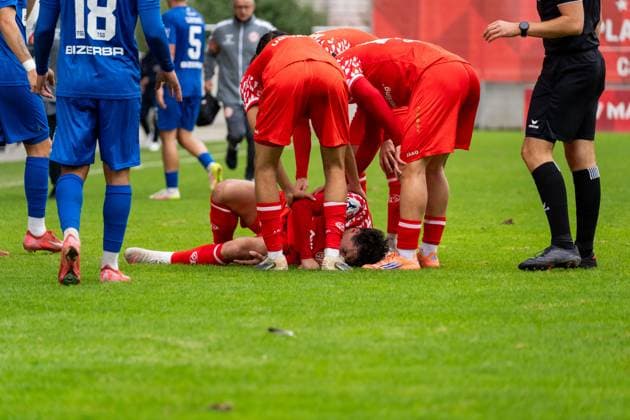 Injury Raul Koenig 1 FSV Mainz 05 II, 32 , GER, 1 FSV Mainz 05 II vs TSG Balingen, Football, Regionalliga Suedwest, Matchday 12, Season 2025 2026, 11 10 2025, DFB REGULATIONS PROHIBIT ANY USE OF PHOTOGRAPHS AS IMAGE SEQUENCES AND OR QUASI VIDEO, GER, 1 FSV Mainz 05 II vs TSG Balingen, Football, Regionalliga Suedwest, Matchday 12, Season 2025 2026, 11 10 2025 Mainz Copyright: xEibner-Pressefoto Jan-NiclasxGrox EP_JGG