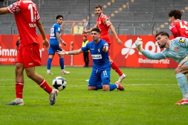 Game scene, cropped image, emotion, gesture, gesture Pedro Almeida Morais TSG Balingen, 11 , GER, 1 FSV Mainz 05 II vs TSG Balingen, Football, Regionalliga Suedwest, Matchday 12, Season 2025 2026, 11 10 2025, DFB REGULATIONS PROHIBIT ANY USE OF PHOTOGRAPHS AS IMAGE SEQUENCES AND OR QUASI VIDEO, GER, 1 FSV Mainz 05 II vs TSG Balingen, Football, Regionalliga Suedwest, Matchday 12, Season 2025 2026, 11 10 2025 Mainz Copyright: xEibner-Pressefoto Jan-NiclasxGrox EP_JGG