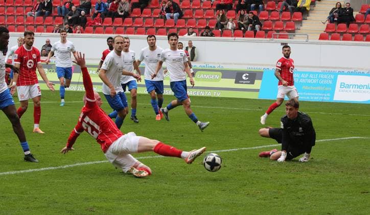 11 10 2025 xmgoodx Offenbach am Main, Sparda Bank Hessen Stadion Stadion Bieberer Berg Regionalliga Saison 2025 2026 Kickers Offenbach OFC TSV Schott Mainz Goalkeeper Robin Julian Balters Schott Mainz watches Ron Berlinski slip 21, OFC
