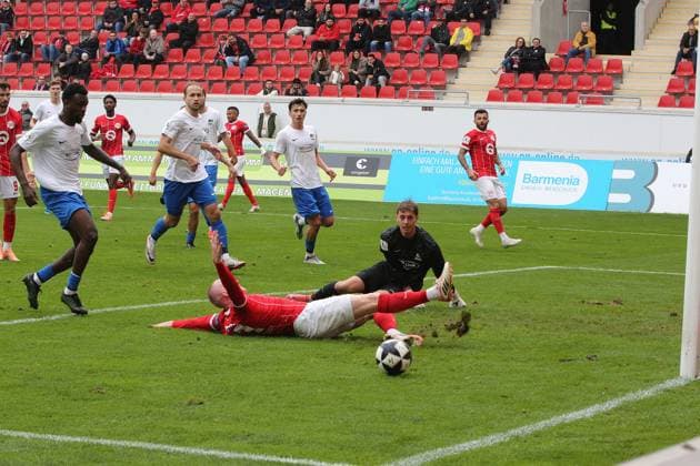 11 10 2025 xmgoodx Offenbach am Main, Sparda Bank Hessen Stadion Stadion Bieberer Berg Regionalliga Saison 2025 2026 Kickers Offenbach OFC TSV Schott Mainz Goalkeeper Robin Julian Balters Schott Mainz watches Ron Berlinski slip 21, OFC