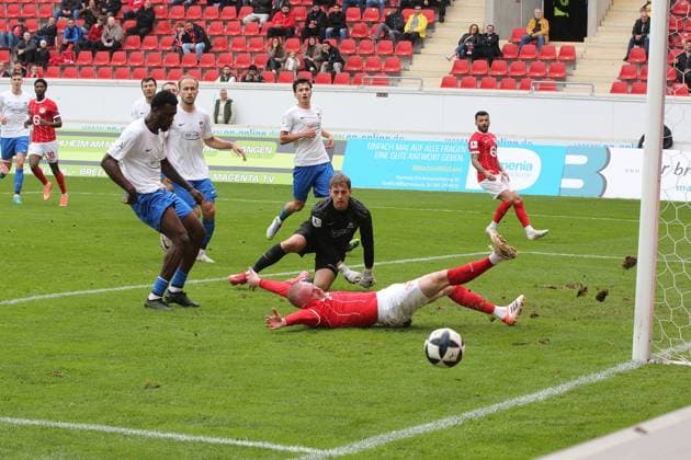 11 10 2025 xmgoodx Offenbach am Main, Sparda Bank Hessen Stadion Stadion Bieberer Berg Regionalliga Saison 2025 2026 Kickers Offenbach OFC TSV Schott Mainz Goalkeeper Robin Julian Balters Schott Mainz watches Ron Berlinski slip 21, OFC