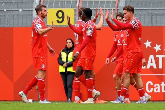 Mainz, Germany 11 October 2025 Regionalliga Südwest 2025 2026 1 FSV Mainz 05 II vs TSG Balingen In the picture goalscorer Fabio Moreno Fell Mainz 1 v r celebrates his goal for 1 0 Bruchwegstadion Rheinland Pfalz with his teammates Copyright: xFotostandx xRacochax