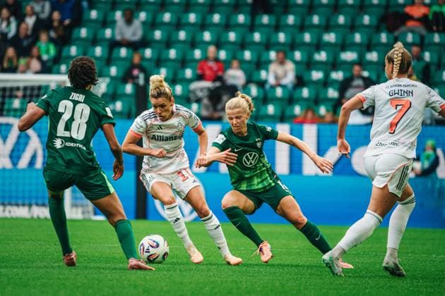 Google Pixel Frauen-Bundesliga: VfL Wolfsburg vs. FC Bayern München, 11.10.2025 Linda Dallmann (FC Bayern München, 10) am Ball; Fußball, Google Pixel Frauen-Bundesliga, 6. Spieltag: VfL Wolfsburg vs. FC Bayern München am 11.10.2025 in der Volkswagen Arena, Wolfsburg DFB DFL REGULATIONS PROHIBIT ANY USE OF PHOTOGRAPHS AS IMAGE SEQUENCES AND OR QUASI-VIDEO. Copyright: xBEAUTIFULxSPORTS Tonhäuserx
