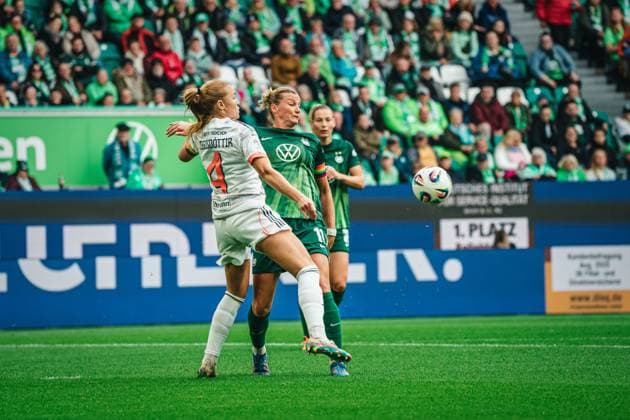 Google Pixel Frauen-Bundesliga: VfL Wolfsburg vs. FC Bayern München, 11.10.2025 Alexandra Popp (VfL Wolfsburg, 11) im Zweikampf mit Glódís Perla Viggósdóttir (FC Bayern München, 4); Fußball, Google Pixel Frauen-Bundesliga, 6. Spieltag: VfL Wolfsburg vs. FC Bayern München am 11.10.2025 in der Volkswagen Arena, Wolfsburg DFB DFL REGULATIONS PROHIBIT ANY USE OF PHOTOGRAPHS AS IMAGE SEQUENCES AND OR QUASI-VIDEO. Copyright: xBEAUTIFULxSPORTS Tonhäuserx