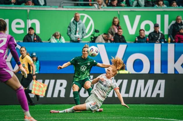 Google Pixel Frauen-Bundesliga: VfL Wolfsburg vs. FC Bayern München, 11.10.2025 Svenja Huth (VfL Wolfsburg, 10) flankt den Ball, Stine Ballisager (FC Bayern München, 3) versucht zu blocken; Fußball, Google Pixel Frauen-Bundesliga, 6. Spieltag: VfL Wolfsburg vs. FC Bayern München am 11.10.2025 in der Volkswagen Arena, Wolfsburg DFB DFL REGULATIONS PROHIBIT ANY USE OF PHOTOGRAPHS AS IMAGE SEQUENCES AND OR QUASI-VIDEO. Copyright: xBEAUTIFULxSPORTS Tonhäuserx