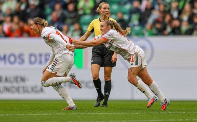 DEU, Wolfsburg, VfL Wolfsburg vs FC Bayern Munich, Google Pixel Bundesliga, DFB, Season 2526, Volkswagen Arena, 6 Matchday in picture Klara Bühl Bayern Munich 17 scores the goal for 1 0, cheering with Georgia Stanway Bayern Munich 31 DFB DFL REGULATIONS PROHIBIT ANY USE OF PHOTOGRAPHS AS IMAGE SEQUENCES AND OR QUASI VIDEO, 11 10 2025 Copyright: HMBxMedia HendrikxHamelau