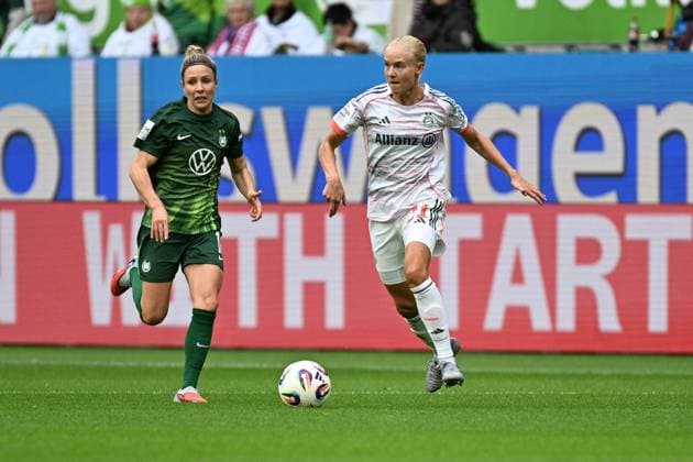 Soccer I Women I Season 2025 2026 I Bundesliga I Matchday 6 I VfL Wolfsburg FC Bayern Munich I 11 10 2025 Svenja Huth 10, VfL Wolfsburg and Pernille Harder 21, FC Bayern Munich Wolfsburg Volkswagen Arena Lower Saxony Germany Copyright: xLobeca InesxHähnelx