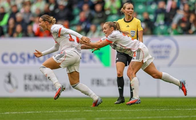 DEU, Wolfsburg, VfL Wolfsburg vs FC Bayern Munich, Google Pixel Bundesliga, DFB, Season 2526, Volkswagen Arena, 6 Matchday in picture Klara Bühl Bayern Munich 17 scores the goal for 1 0, cheering with Georgia Stanway Bayern Munich 31 DFB DFL REGULATIONS PROHIBIT ANY USE OF PHOTOGRAPHS AS IMAGE SEQUENCES AND OR QUASI VIDEO, 11 10 2025 Copyright: HMBxMedia HendrikxHamelau