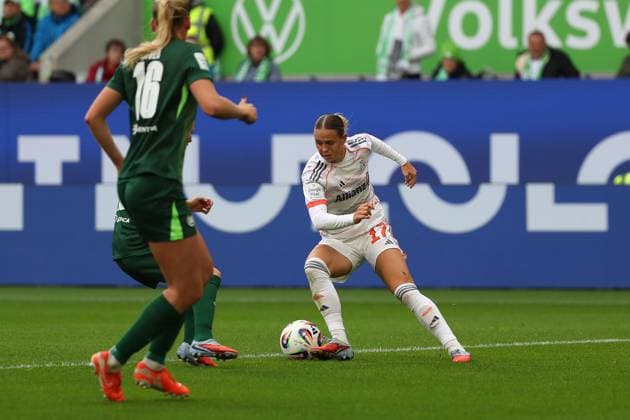 VfL Bayern, BL Frauen Wolfsburg, 11 10 2025, FUßBALL VfL Wolfsburg vs FC Bayern München, Google Pixel Frauen Bundesliga, Saison 2025 26 Klara Bühl FC Bayern Muenchen Wolfsburg