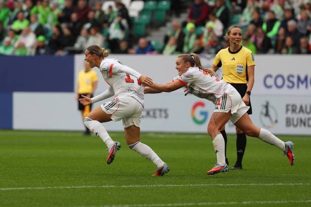 VfL Bayern, BL Frauen Wolfsburg, 11 10 2025, FUßBALL VfL Wolfsburg vs FC Bayern München, Google Pixel Frauen Bundesliga, Saison 2025 26 Klara Bühl FC Bayern Muenchen cheers with Georgia Stanway FC Bayern Muenchen goal to 0 1 Wolfsburg