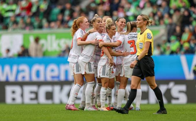 DEU, Wolfsburg, VfL Wolfsburg vs FC Bayern Munich, Google Pixel Bundesliga, DFB, Season 2526, Volkswagen Arena, 6 Matchday in picture Klara Bühl Bayern Munich 17 scores the goal for 1 0, cheering with Georgia Stanway Bayern Munich 31 DFB DFL REGULATIONS PROHIBIT ANY USE OF PHOTOGRAPHS AS IMAGE SEQUENCES AND OR QUASI VIDEO, 11 10 2025 Copyright: HMBxMedia HendrikxHamelau