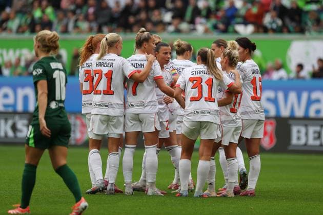 VfL Bayern, BL Frauen Wolfsburg, 11 10 2025, FUßBALL VfL Wolfsburg vs FC Bayern München, Google Pixel Frauen Bundesliga, Saison 2025 26 Klara Bühl FC Bayern Muenchen cheers with the team after her goal to 0 1 Wolfsburg