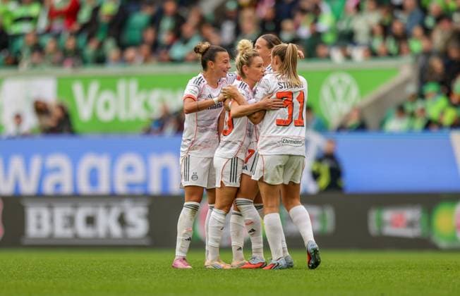 DEU, Wolfsburg, VfL Wolfsburg vs FC Bayern Munich, Google Pixel Bundesliga, DFB, Season 2526, Volkswagen Arena, 6 Matchday in picture Klara Bühl Bayern Munich 17 scores the goal for 1 0, cheering with Georgia Stanway Bayern Munich 31 DFB DFL REGULATIONS PROHIBIT ANY USE OF PHOTOGRAPHS AS IMAGE SEQUENCES AND OR QUASI VIDEO, 11 10 2025 Copyright: HMBxMedia HendrikxHamelau