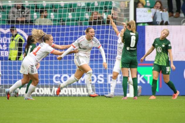10 10 2025, xgrfx, Soccer Google Pixel Women Bundesliga, VfL Wolfsburg FC Bayern Munich v l Goal, Klara Bühl FC Bayern Munich DFL DFB REGULATIONS PROHIBIT ANY USE OF PHOTOGRAPHS as IMAGE SEQUENCES and or QUASI VIDEO Wolfsburg