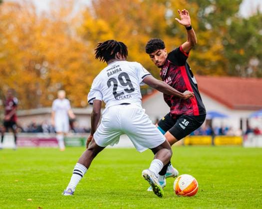 v l Emmanuel Bamba SC Verl, 02 , Taha Ajdar Moulla VfL Luebeck Schwartau, 16 in duel GER, VfL Theesen vs SC Verl, Football, Westfalenpokal, Achteilfinale, Spielzeit 2025 2026, 11 10 2025 DFL Regulations prohibit any use of photographers as image sequences and or quasi video GER, VfL Theesen vs SC Verl, Football, Westfalenpokal, Achteilfinale, Spielzeit 2025 2026, 11 10 2025 Bielefeld Copyright: xEibner-Pressefoto JanxRollingerx EP_JSK