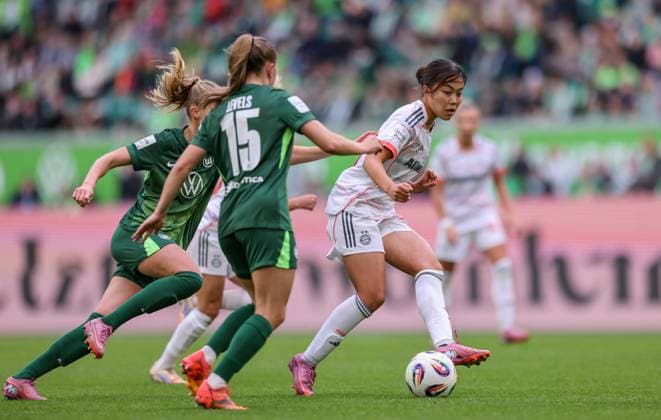 DEU, Wolfsburg, VfL Wolfsburg vs FC Bayern München, Google Pixel Bundesliga, DFB, Saison 2526, Volkswagen Arena, 6 Spieltag im Bild Momoko Tanikawa Bayern München 18 DFB DFL REGULATIONS PROHIBIT ANY USE OF PHOTOGRAPHS AS IMAGE SEQUENCES AND OR QUASI VIDEO, 11 10 2025 Copyright: HMBxMedia HendrikxHamelau