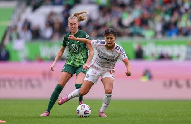 DEU, Wolfsburg, VfL Wolfsburg vs FC Bayern Munich, Google Pixel Bundesliga, DFB, Saison 2526, Volkswagen Arena, 6 Spieltag im Bild f l n r Janina Minge VfL Wolfsburg 6 , Momoko Tanikawa Bayern Munich 18 , Zweikampf DFB DFL REGULATIONS PROHIBIT ANY USE OF PHOTOGRAPHS AS IMAGE SEQUENCES AND OR QUASI VIDEO, 11 10 2025 Copyright: HMBxMedia HendrikxHamelau