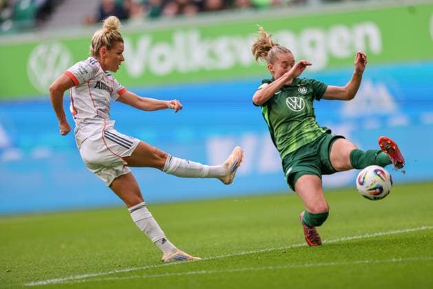 DEU, Wolfsburg, VfL Wolfsburg vs FC Bayern München, Google Pixel Bundesliga, DFB, Saison 2526, Volkswagen Arena, 6 Spieltag im Bild f l n r Linda Dallmann Bayern München 10 , Janina Minge VfL Wolfsburg 6 DFB DFL REGULATIONS PROHIBIT ANY USE OF PHOTOGRAPHS AS IMAGE SEQUENCES AND OR QUASI VIDEO, 11 10 2025 Copyright: HMBxMedia HendrikxHamelau