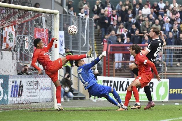 Rot Weiß Oberhausen Rot Weiss Essen FOR EDITORIAL PURPOSES ONLY EDITORIAL USE ONLY p Football Niederrheinpokal 2 Runde Rot Weiß Oberhausen Rot Weiss Essen am 11 10 2025 im Stadion Niederrhein in Oberhausen Kevin Kratzsch Rot Weiß Oberhausen , mitte Deutschland Nordrhein Westfalen Oberhausen Copyright ThorstenxTillmann Copyright: ThorstenxTillmann doc82rvmn4do3518ibzcod3 ,EDITORIAL USE ONLY Copyright: ThorstenxTillmann