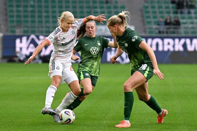 Soccer I Women I Season 2025 2026 I Bundesliga I Matchday 6 I VfL Wolfsburg FC Bayern Munich I 11 10 2025 Pernille Harder 21, FC Bayern Munich in a duel against Janou Johanna Theodora Levels 15, VfL Wolfsburg and Camilla Küver 16, VfL Wolfsburg Wolfsburg Volkswagen Arena Niedersachsen Germany Copyright: xLobeca InesxHähnelx