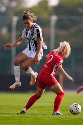 Juventus women Estela Carbonell Nunez fights for the ball with Como™s women Agnete Marcussen during the Serie A Women soccer match between Juventus Women and Como Women at the Stadium Comunale Vittorio Pozzo La Marmora in Biella, Italy - October 11, 2025. - Soccer  Copyright: xFabioxFerrari LaPressex