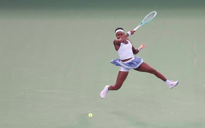 (251011) -- WUHAN, Oct. 11, 2025 -- Coco Gauff hits a return during the women s singles semifinal between Jasmine Paolini of Italy and Coco Gauff of the United States at the 2025 Wuhan Open tennis tournament in Wuhan, central China s Hubei Province, Oct. 11, 2025. ) (SP)CHINA-WUHAN-TENNIS-WUHAN OPEN-WOMEN S SINGLES (CN) BaixXuefei 