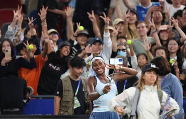 (251011) -- WUHAN, Oct. 11, 2025 -- Coco Gauff takes selfie with audience after the women s singles semifinal between Jasmine Paolini of Italy and Coco Gauff of the United States at the 2025 Wuhan Open tennis tournament in Wuhan, central China s Hubei Province, Oct. 11, 2025. ) (SP)CHINA-WUHAN-TENNIS-WUHAN OPEN-WOMEN S SINGLES (CN) BaixXuefei 