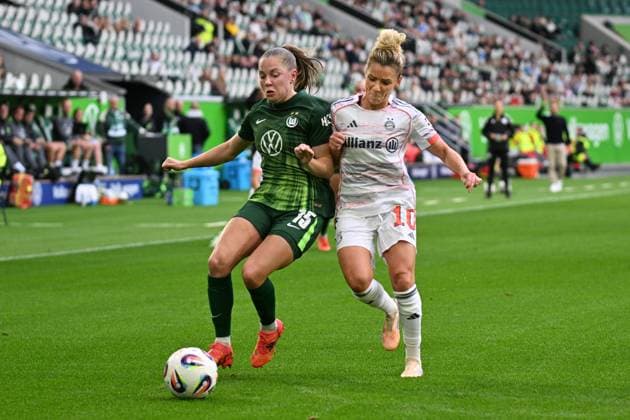 Soccer I Women I Season 2025 2026 I Bundesliga I Matchday 6 I VfL Wolfsburg FC Bayern Munich I 11 10 2025 Duel Janou Johanna Theodora Levels 15, VfL Wolfsburg and Linda Dallmann 10, FC Bayern Munich Wolfsburg Volkswagen Arena Lower Saxony Germany Copyright: xLobeca InesxHähnelx