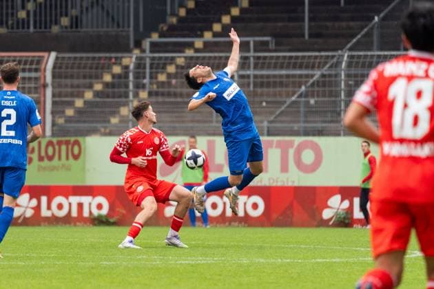 Match scene, duel, header duel, ball action, f l Fabio Moreno Fell 1 FSV Mainz 05 II, 10 , Matthias Schmitz TSG Balingen, 25 , GER, 1 FSV Mainz 05 II vs TSG Balingen, Football, Regionalliga Suedwest, Matchday 12, Season 2025 2026, 11 10 2025, DFB REGULATES PROHIBIT ANY USE OF PHOTOGRAPHS AS IMAGE SEQUENCES AND OR QUASI VIDEO, GER, 1 FSV Mainz 05 II vs TSG Balingen, Football, Regionalliga Suedwest, Matchday 12, Season 2025 2026, 11 10 2025 Mainz Copyright: xEibner-Pressefoto Jan-NiclasxGrox EP_JGG