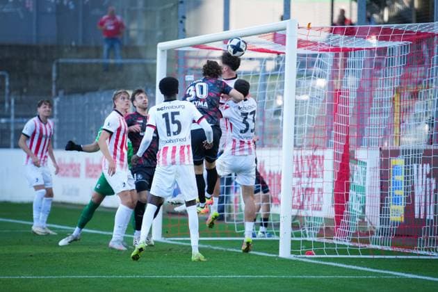 Germany, Football, Regionalliga Südwest, Season 2025 2026, Matchday 12 SC Freiburg II vs KSV Hessen Kassel Dreisamstadion Freiburg Leon Catak SC Freiburg II, 09 Header, Safe, Freiburg Dreisamstadion Baden Württemberg Germany Copyright: xFINLEYxMÖRCHx