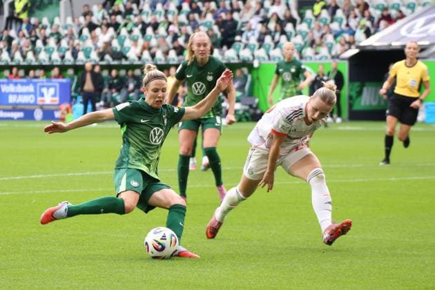 10 10 2025, xgrfx, Soccer Google Pixel Women Bundesliga, VfL Wolfsburg FC Bayern München v l Svenja Huth VfL Wolfsburg , Franziska Kett FC Bayern München DFL DFB REGULATIONS PROHIBIT ANY USE OF PHOTOGRAPHS as IMAGE SEQUENCES and or QUASI VIDEO Wolfsburg