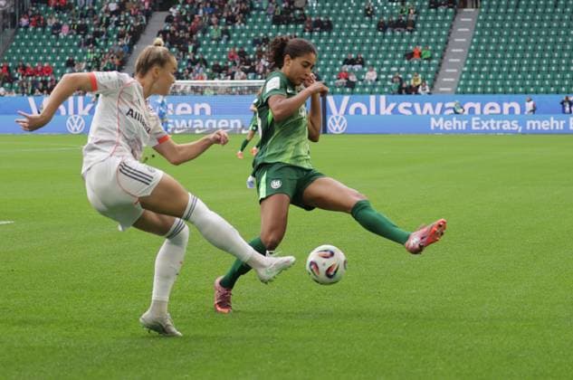 Giulia Gwinn FC Bayern Muenchen , Cora Zicai VfL Wolfsburg Football, Women, Season 2025 2026, 1 Liga, Google Pixel Women Bundesliga, VfL Wolfsburg vs FC Bayern Muenchen DFL REGULATIONS PROHIBIT ANY USE OF PHOTOGRAPHS AS IMAGE SEQUENCES AND OR QUASI VIDEO