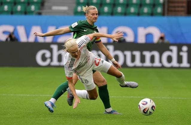 Alexandra Popp VfL Wolfsburg , Pernille Harder FC Bayern Muenchen Football, Women, Season 2025 2026, 1 Liga, Google Pixel Women Bundesliga, VfL Wolfsburg vs FC Bayern Muenchen DFL REGULATIONS PROHIBIT ANY USE OF PHOTOGRAPHS AS IMAGE SEQUENCES AND OR QUASI VIDEO