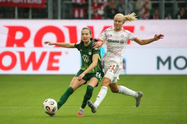 10 10 2025, xgrfx, Soccer Google Pixel Women Bundesliga, VfL Wolfsburg FC Bayern Munich v l Joelle Wedemeyer VfL Wolfsburg , Pernille Harder FC Bayern Munich DFL DFB REGULATIONS PROHIBIT ANY USE OF PHOTOGRAPHS as IMAGE SEQUENCES and or QUASI VIDEO Wolfsburg