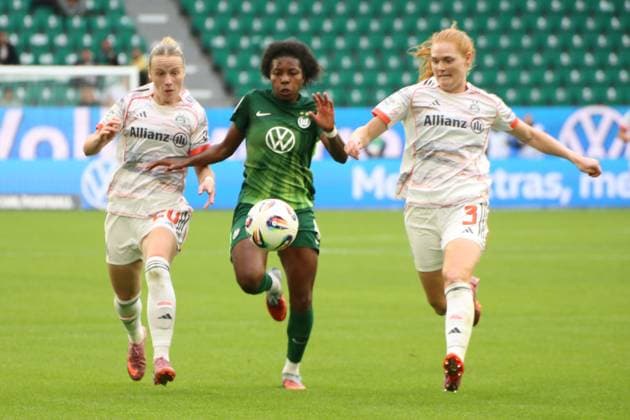 10 10 2025, xgrfx, Soccer Google Pixel Women Bundesliga, VfL Wolfsburg FC Bayern Munich v l Franziska Kett FC Bayern Munich , Lineth Beerensteyn VfL Wolfsburg , Stine Ballisager FC Bayern Munich DFL DFB REGULATIONS PROHIBIT ANY USE OF PHOTOGRAPHS as IMAGE SEQUENCES and or QUASI VIDEO Wolfsburg