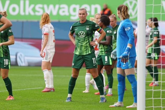 VfL Bayern, BL Frauen Wolfsburg, 11 10 2025, FUßBALL VfL Wolfsburg vs FC Bayern München, Google Pixel Frauen Bundesliga, Saison 2025 26 Alexandra Popp VfL Wolfsburg , Goalkeeper Stina Johannes VfL Wolfsburg Wolfsburg