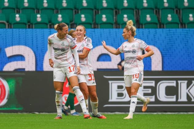 Wolfsburg, Germany 11 October 2025 1 BL Women 2025 2026 VfL Wolfsburg vs FC Bayern Munich In the picture from left goal scorer Klara Bühl Buehl FCB scores the goal to make it 1 0 for FC Bayern and cheers with Georgia Stanway FCB and Linda Dallmann FCB DFB regulations prohibit any use of photographs as image sequences and or quasi video AOK Stadion Niedersachsen Copyright: xFotostandx xFantinix