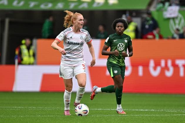 Soccer I Women I Season 2025 2026 I Bundesliga I Matchday 6 I VfL Wolfsburg FC Bayern Munich I 11 10 2025 Stine Ballisager Pedersen 3, FC Bayern Munich dribbles with the ball, right Lineth Beerensteyn 9, VfL Wolfsburg Wolfsburg Volkswagen Arena Niedersachsen Germany Copyright: xLobeca InesxHähnelx