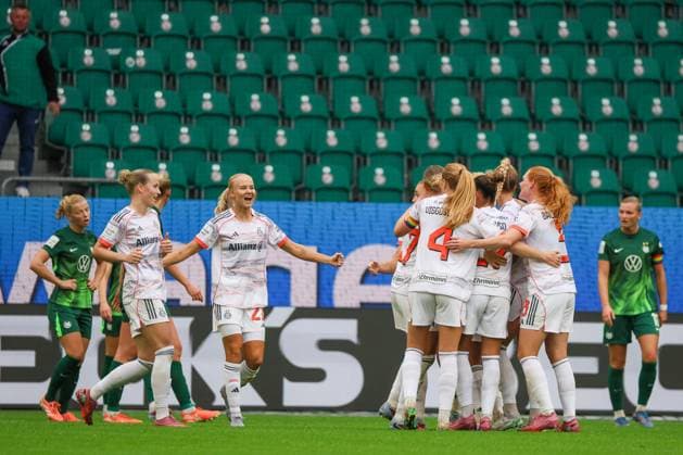 Wolfsburg, Germany 11 October 2025 1 BL Women 2025 2026 VfL Wolfsburg vs FC Bayern Munich In the picture goal scorer Klara Bühl Buehl FCB , covered by picture makes the goal to 1 0 for FC Bayern and cheers with her teammates DFB regulations prohibit any use of photographs as image sequences and or quasi video AOK Stadion Niedersachsen Copyright: xFotostandx xFantinix