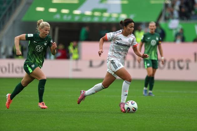 VfL Bayern, BL Women Wolfsburg, 11 10 2025, FOOTBALL VfL Wolfsburg vs FC Bayern Munich, Google Pixel Womens Bundesliga, Season 2025 26 Momoko Tanikawa FC Bayern Munich Wolfsburg