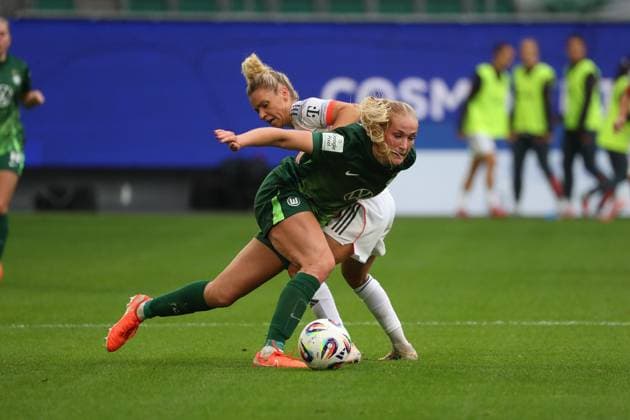 VfL Bayern, BL Frauen Wolfsburg, 11 10 2025, FUßBALL VfL Wolfsburg vs FC Bayern München, Google Pixel Frauen Bundesliga, Saison 2025 26 Linda Dallmann FC Bayern Muenchen , Camilla Küver VfL Wolfsburg Wolfsburg