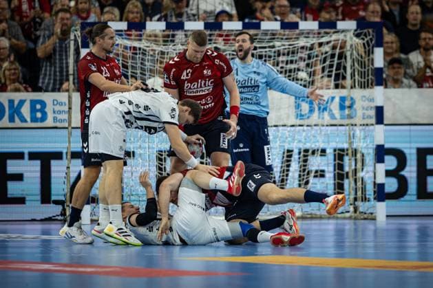 DAIKIN HBL: SG Flensburg-Handewitt vs THW Kiel; 11.10.25 Kampf am Kreis DAIKIN HBL: SG Flensburg-Handewitt vs THW Kiel, GP JOULE Arena am 11.10.25 Copyright: xBEAUTIFULxSPORTS MarioxM.xKobergx