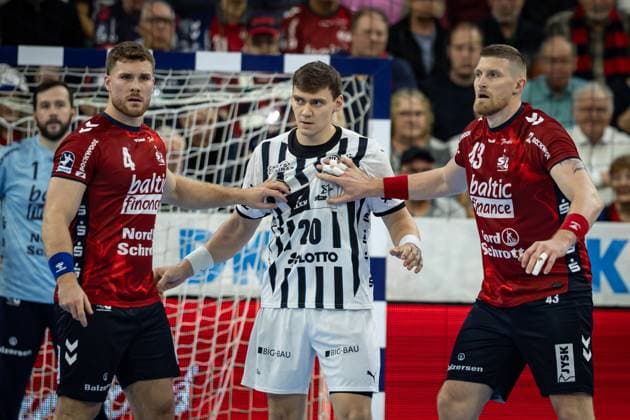DAIKIN HBL: SG Flensburg-Handewitt vs THW Kiel; 11.10.25 Kampf am Kreis Johannes Golla (Nr.04, SG Flensburg-Handewitt), Lukas Laube (Nr.20, THW Kiel), Blaz Blagotinsek (Nr.43, SG Flensburg-Handewitt) DAIKIN HBL: SG Flensburg-Handewitt vs THW Kiel, GP JOULE Arena am 11.10.25 Copyright: xBEAUTIFULxSPORTS MarioxM.xKobergx