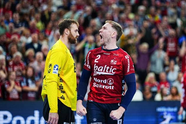 Disappointment Andreas Wolff THW Kiel, 33 , Cheers Simon Pytlick SG Flensburg Handewitt, 02 GER, SG Flensburg Handewitt vs THW Kiel, Handball, Bundesliga, Matchday 8, Season 2026 2026, 11 10 2025 GER, SG Flensburg Handewitt vs THW Kiel, Handball, Bundesliga, Matchday 8, Season 2026 2026, 11 10 2025 Flensburg Copyright: xEibner-Pressefoto MarcelxvonxFehrnx EP_MFN
