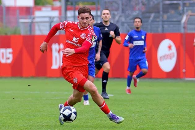 Mainz, Germany 11 October 2025 Regionalliga Südwest 2025 2026 1 FSV Mainz 05 II vs TSG Balingen In the picture Goalscorer Fabio Moreno Fell Mainz on the way to 2 0 Bruchwegstadion Rheinland Pfalz Copyright: xFotostandx xRacochax